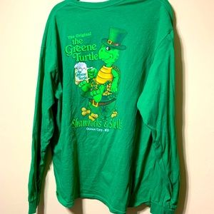 MensXL Green Turtle Shamrocks & Shells shirt
